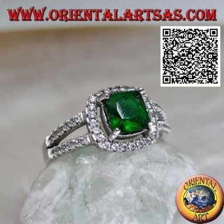 Bague en argent avec émeraude synthétique carrée sertie et zircons dans le cadre et sur les deux rangées latérales