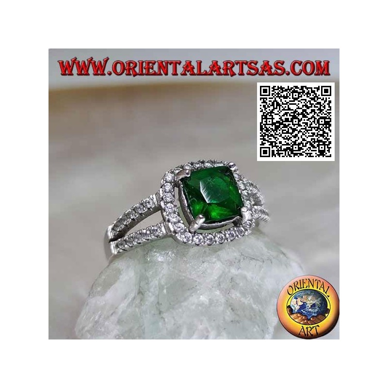 Bague en argent avec émeraude synthétique carrée sertie et zircons dans le cadre et sur les deux rangées latérales