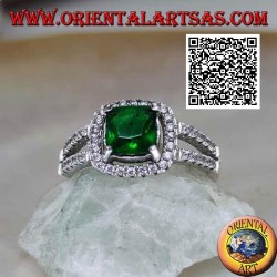 Bague en argent avec émeraude synthétique carrée sertie et zircons dans le cadre et sur les deux rangées latérales