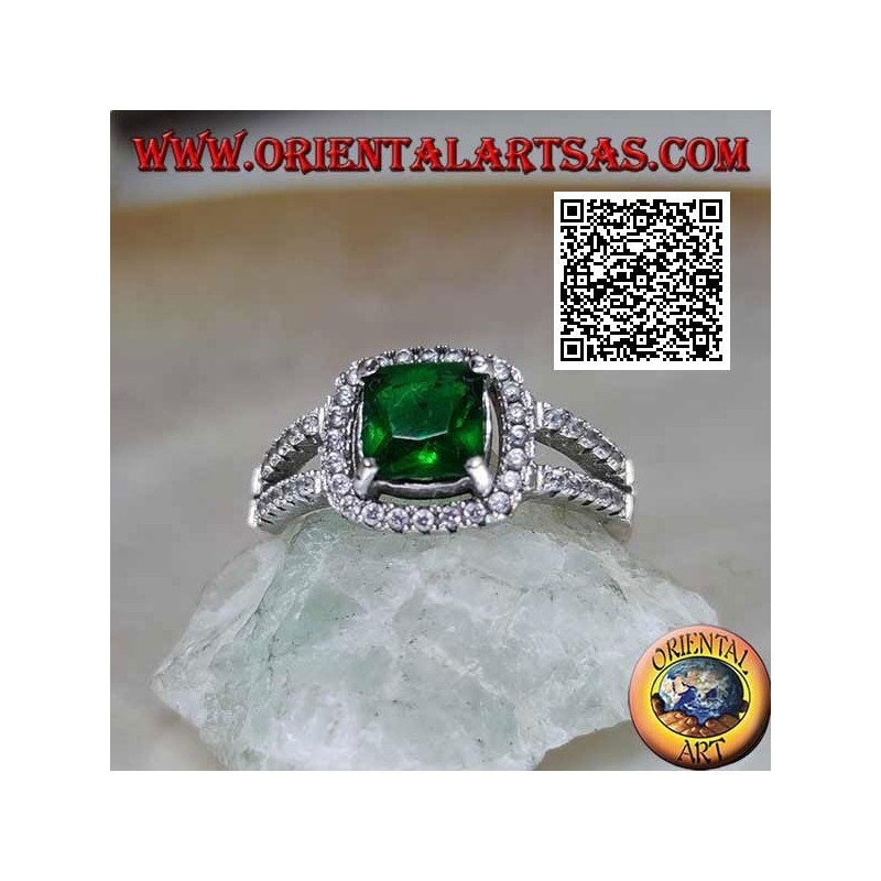 Bague en argent avec émeraude synthétique carrée sertie et zircons dans le cadre et sur les deux rangées latérales