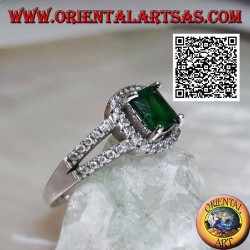 Bague en argent avec émeraude synthétique carrée sertie et zircons dans le cadre et sur les deux rangées latérales