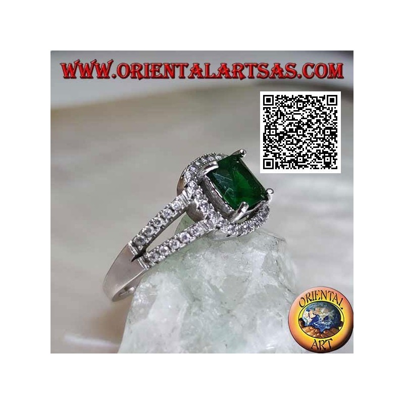 Anillo de plata con esmeralda sintética cuadrada engastada y circonitas en el marco y en las dos filas laterales