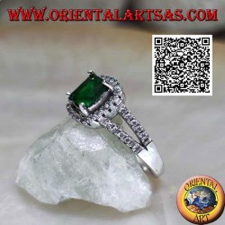 Bague en argent avec émeraude synthétique carrée sertie et zircons dans le cadre et sur les deux rangées latérales