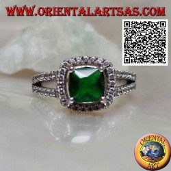 Bague en argent avec émeraude synthétique carrée sertie et zircons dans le cadre et sur les deux rangées latérales