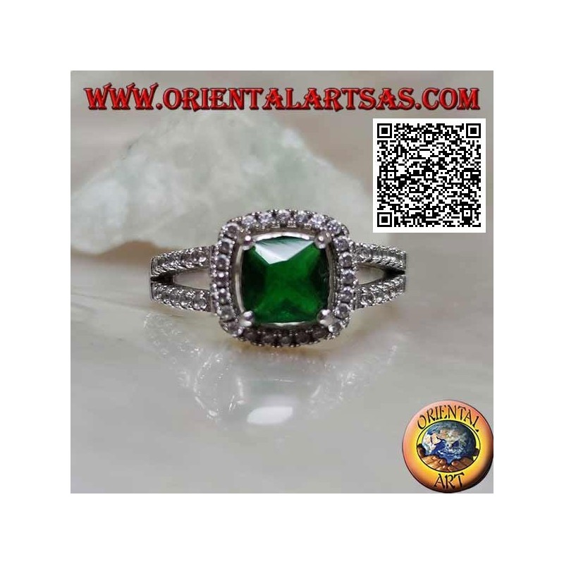 Anello in argento con smeraldo di sintesi quadrato incastonato e zirconi a cornice e sulle due file laterali
