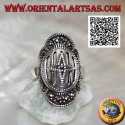 Bague en argent bouclier médiéval avec croix sur barreaux cloutés de marcassite