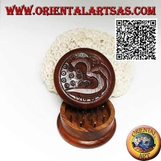 Moulin à tabac en bois d'acajou avec mot hindou sanscrit sculpté Om "ॐ" 5 cm Ø