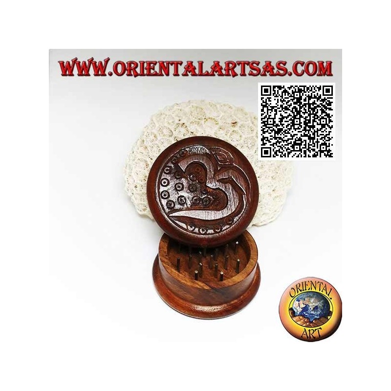 Tabakmühle aus Mahagoniholz ​​mit geschnitztem Hindu-Sanskrit-Begriff Om "ॐ" 5 cm Ø