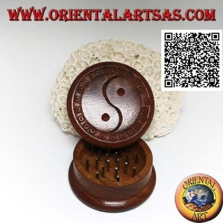 Tobacco grinder in mahogany wood with carved Taoist symbol "Yin Yang", 5 cm Ø
