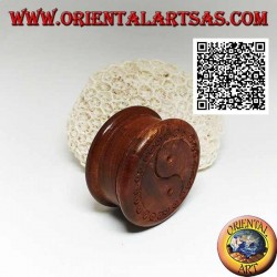 Tobacco grinder in mahogany wood with carved Taoist symbol "Yin Yang", 5 cm Ø