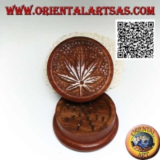 Grinder tritatabacco in legno di mogano con foglia di cannabis intagliata, da 6,5 cm Ø
