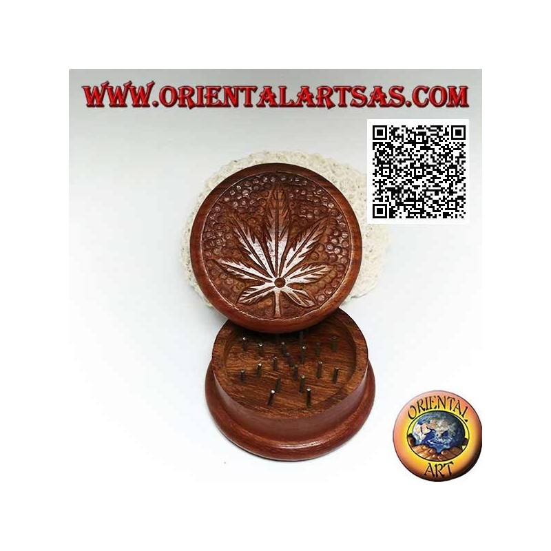 Moulin à tabac en bois d'acajou avec feuille de cannabis sculptée, 6,5 cm Ø