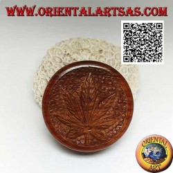 Moulin à tabac en bois d'acajou avec feuille de cannabis sculptée, 6,5 cm Ø