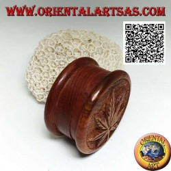 Molinillo de tabaco en madera de caoba con hoja de cannabis tallada, 6,5 cm Ø
