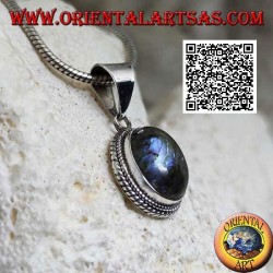 Silberanhänger mit ovalem Cabochon-Labradorit, umgeben von Verflechtung