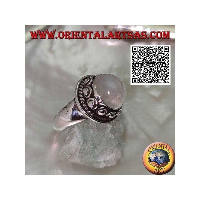 Silberring mit rundem Mondstein, umgeben von Weberei und Kugel im Donut