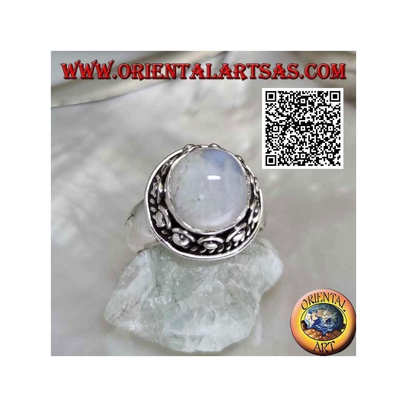 Anello in argento con pietra di luna tonda contornata da intreccio e pallina nella ciambella