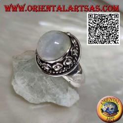 Bague en argent avec pierre de lune ronde entourée d'entrelacs et boule dans le beignet