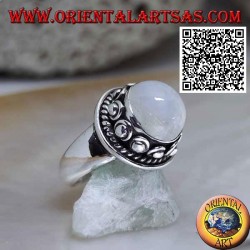 Anillo de plata con piedra de luna redonda rodeada de entretejido y bola en la rosquilla