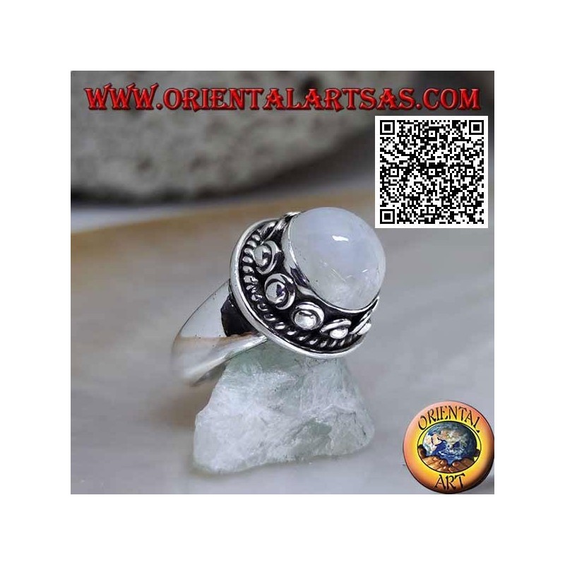 Anello in argento con pietra di luna tonda contornata da intreccio e pallina nella ciambella