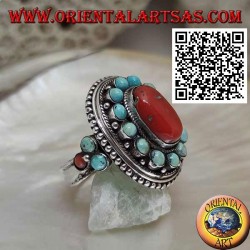 Bague en argent de style népalais avec des sphères ovales naturelles corail et turquoise dans le cadre et sur les côtés