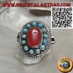 Bague en argent de style népalais avec des sphères ovales naturelles corail et turquoise dans le cadre et sur les côtés