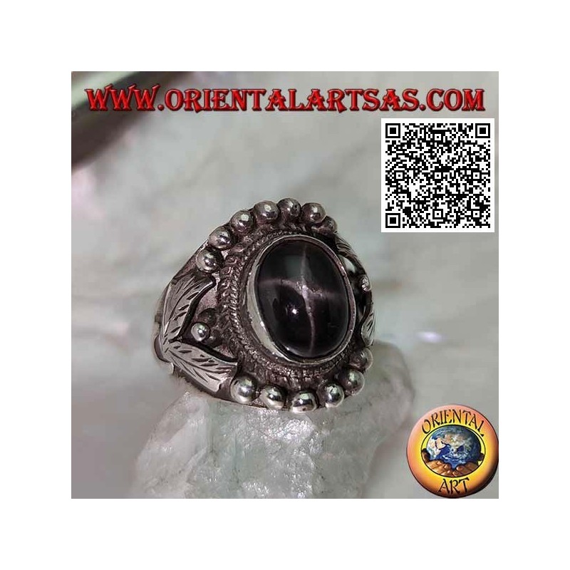 Bague en argent avec étoile noire ovale sur monture ethnique avec boules et feuilles sur les côtés