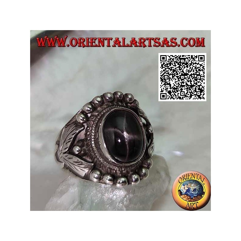 Anillo de plata con estrella negra ovalada en engaste étnico con bolas y hojas a los lados