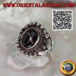 Anillo de plata con estrella negra ovalada en engaste étnico con bolas y hojas a los lados