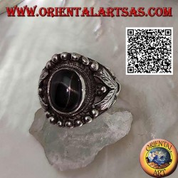Anillo de plata con estrella negra ovalada en engaste étnico con bolas y hojas a los lados