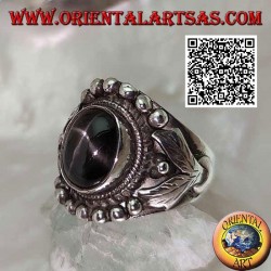 Anillo de plata con estrella negra ovalada en engaste étnico con bolas y hojas a los lados