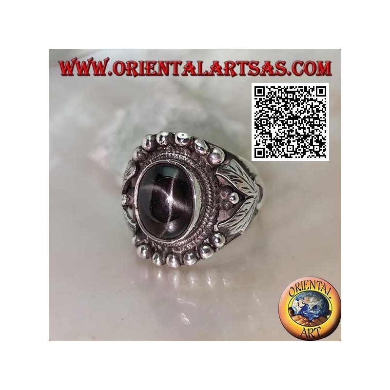 Bague en argent avec étoile noire ovale sur monture ethnique avec boules et feuilles sur les côtés
