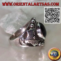 Bague en argent avec étoile noire ovale sur monture ethnique avec boules et feuilles sur les côtés