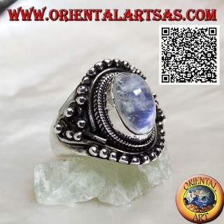 Bague en argent avec pierre de lune arc-en-ciel sur monture ethnique avec boules