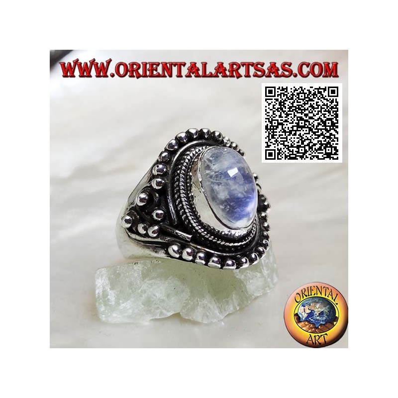 Bague en argent avec pierre de lune arc-en-ciel sur monture ethnique avec boules