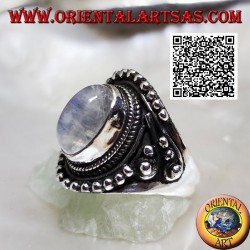 Bague en argent avec pierre de lune arc-en-ciel sur monture ethnique avec boules