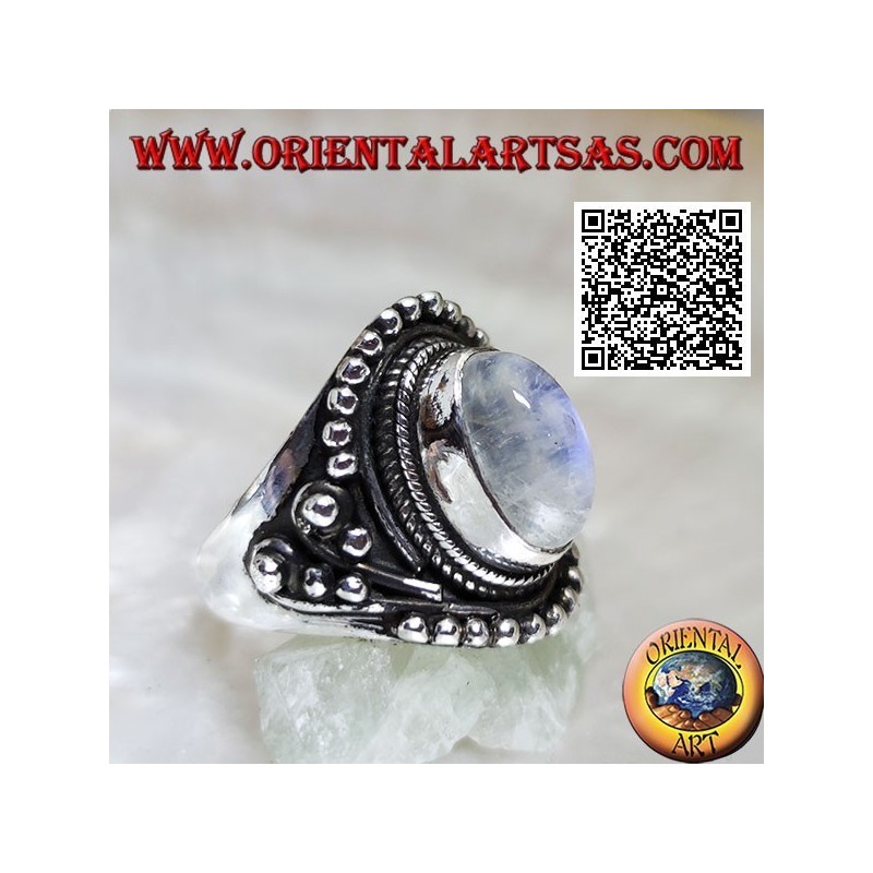 Anello in argento con pietra di luna arcobaleno su montatura etnica con palline