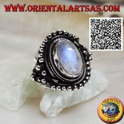 Bague en argent avec pierre de lune arc-en-ciel sur monture ethnique avec boules