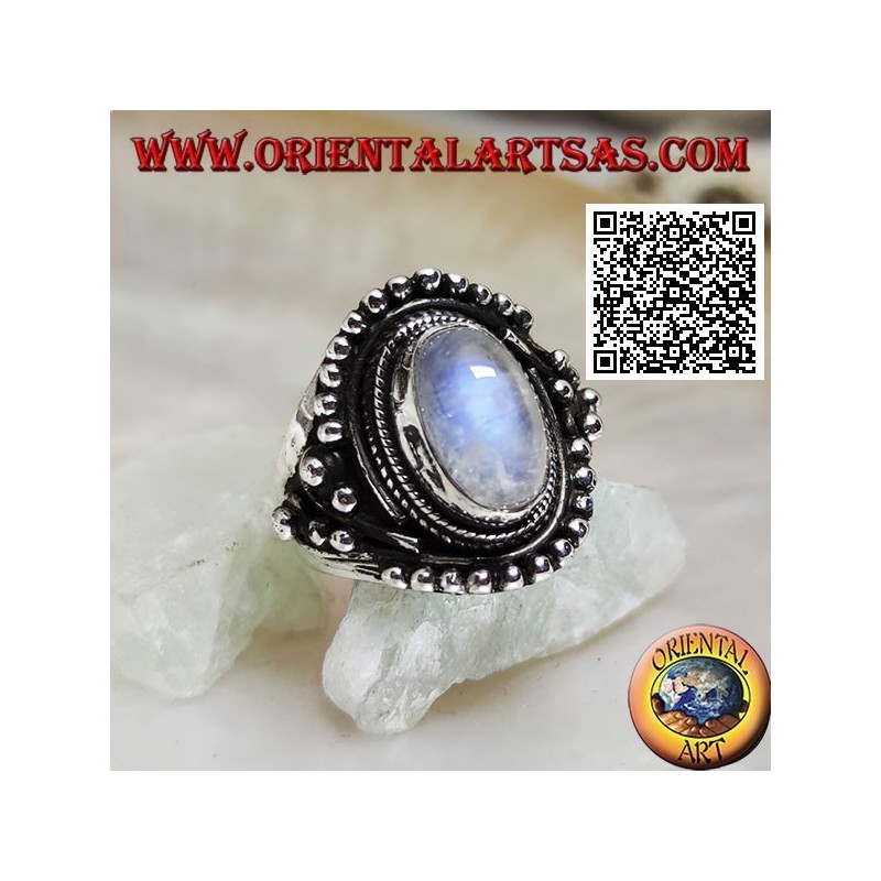 Anello in argento con pietra di luna arcobaleno su montatura etnica con palline