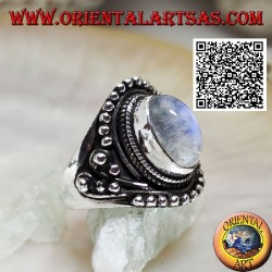 Bague en argent avec pierre de lune arc-en-ciel sur monture ethnique avec boules