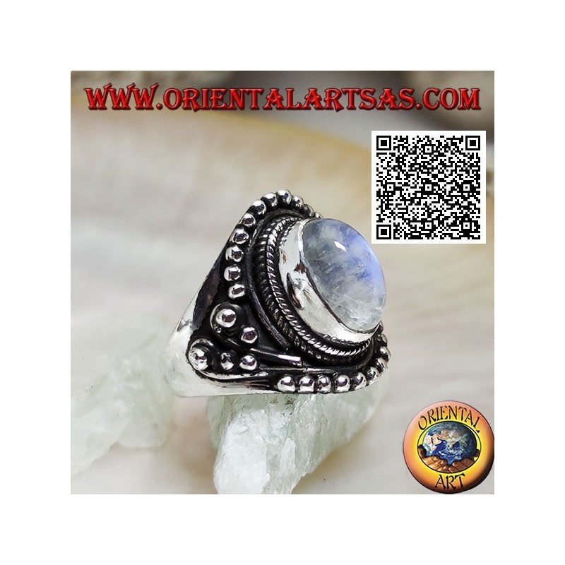 Bague en argent avec pierre de lune arc-en-ciel sur monture ethnique avec boules