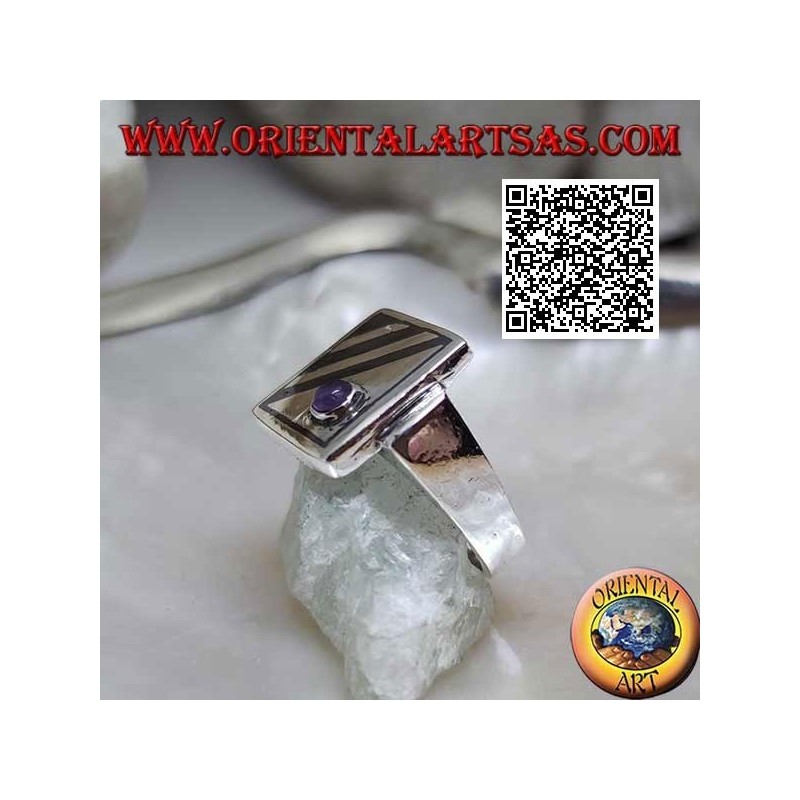 Anillo cuadrado de plata con líneas niel oblicuas y amatista redonda en una esquina