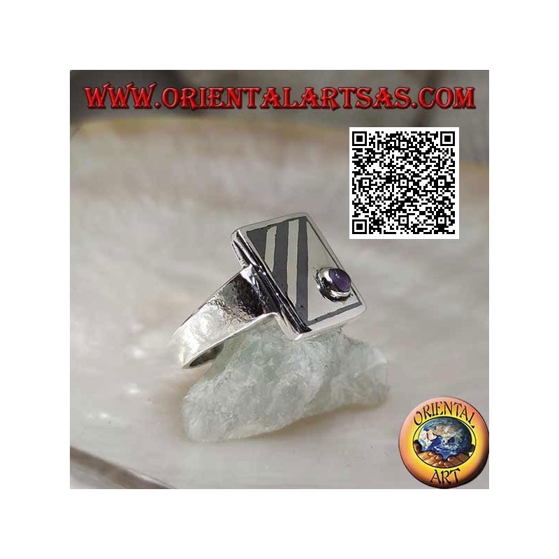 Anello in argento quadrato con linee oblique a lavorazione a niello e ametista tonda in un angolo