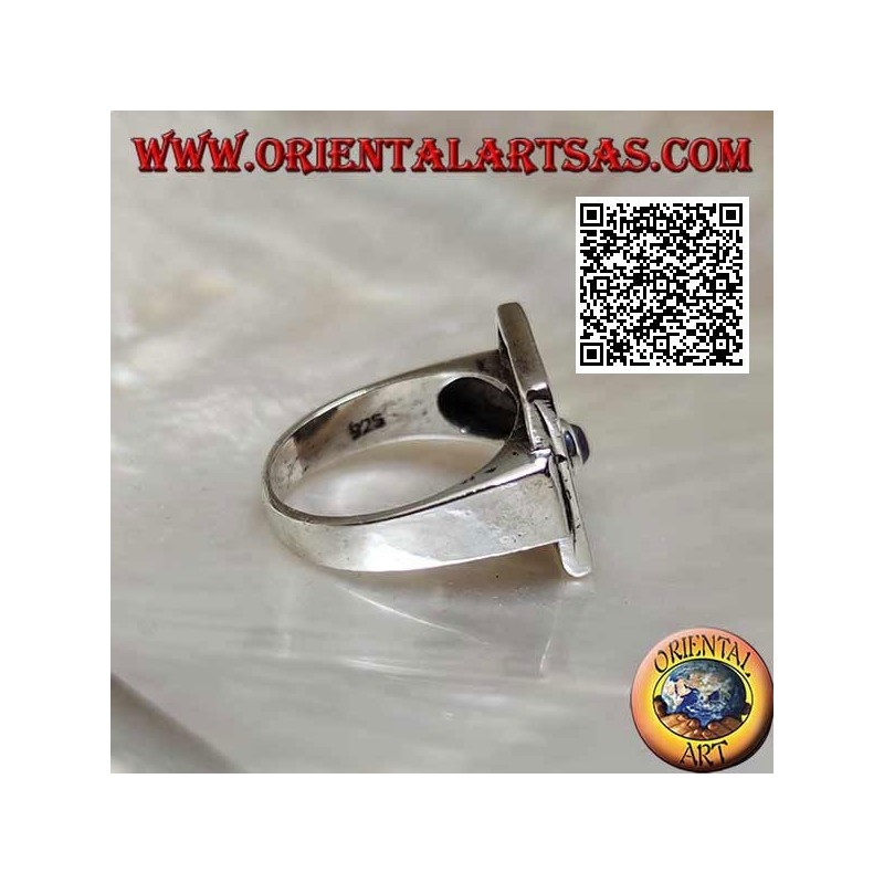 Bague carrée en argent avec lignes de niello obliques et améthyste ronde dans un coin