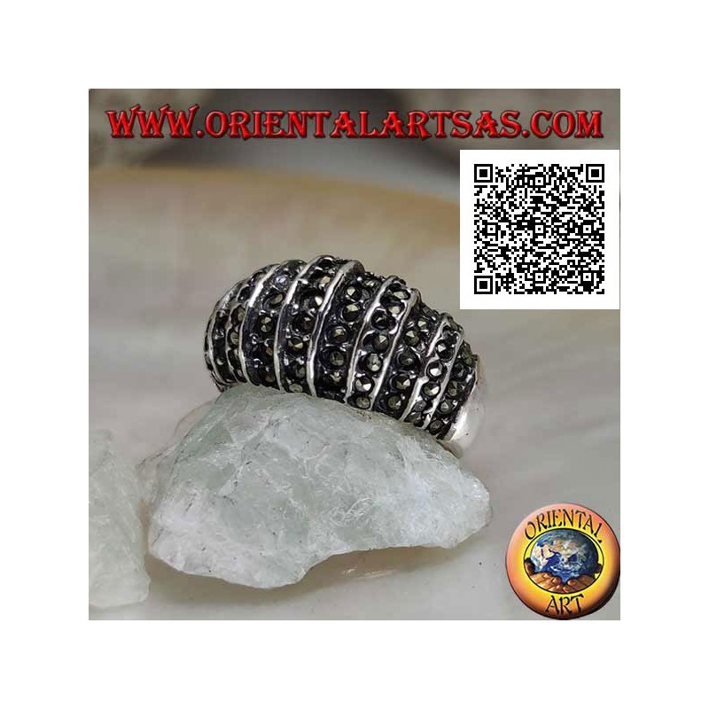 Anillo de plata con banda redondeada en la parte delantera cortada por líneas verticales y tachonada de marcasita