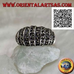 Anillo de plata con banda redondeada en la parte delantera cortada por líneas verticales y tachonada de marcasita