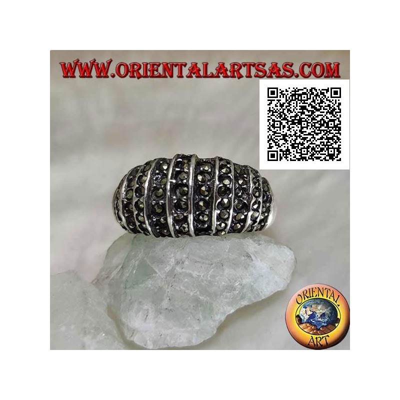Anillo de plata con banda redondeada en la parte delantera cortada por líneas verticales y tachonada de marcasita