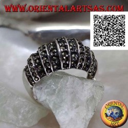 Anillo de plata con banda redondeada en la parte delantera cortada por líneas verticales y tachonada de marcasita