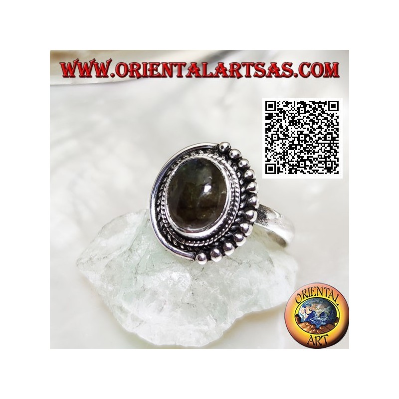 Anello in argento con labradorite ovale contornata da intreccio e da palline solo su una metà