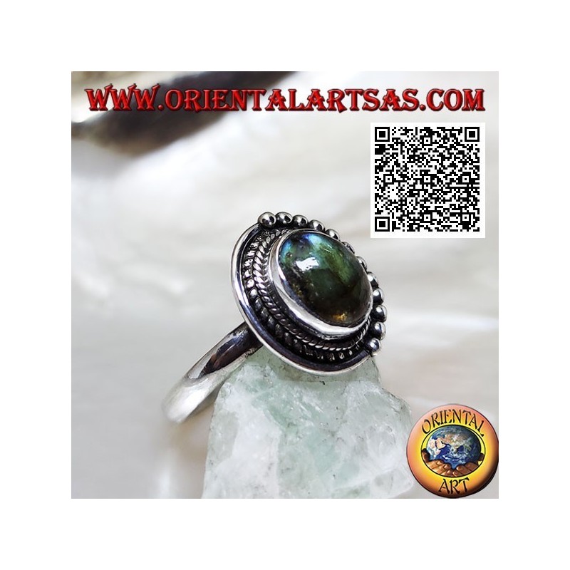 Anillo de plata con labradorita ovalada rodeada de entrelazados y bolas solo en una mitad